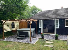 Hot Tub hideaway! New Forest, villa in Cadnam