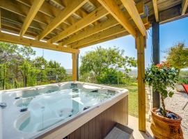 Fredericksburg Retreat with Private Hot Tub and Patio!, hotel en Fredericksburg