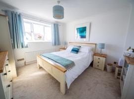 Trethvor House Ensuite Double Room with Free parking in quiet residential area, hotel v mestu Padstow