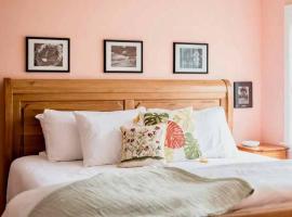New Kid in Town - King Bed & Sofa Bed - Sleeps 2-4, hotell i Lynchburg