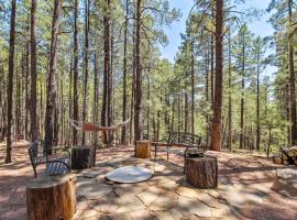 Tranquil Forest Lakes Retreat Yard, Deck and Gazebo, vila di Forest Lakes Estates