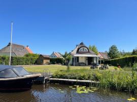 De Rijlst에 위치한 저가 호텔 Vakantiehuis aan het water in Friesland