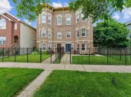 Spacious Row Home next Transit near Downtown w Parking