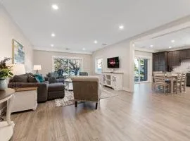 Luxury Downtown 2BDR Lake View Penthouse Condo steps to Beach 303E