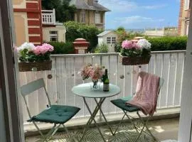 JOLI STUDIO VUE MER , plage au bout de la rue !