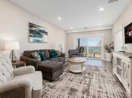 Luxury Downtown 2BDR Lake View Penthouse Condo steps to Beach 302W