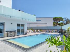 Villa Luz 37 - Jacuzzi Terrace & Swimming Pool, holiday home in Albufeira