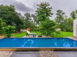 SaffronStays Amrapali - 3BD Farmstay with private pool in Nashik, hotel in Deolāli