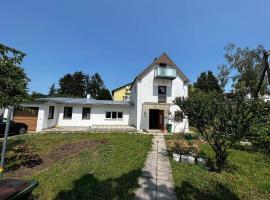 Central-Vintage Villa with free Parking and 5min walk to Metro, hytte i Wien