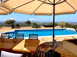 Fantastic villa with panoramic coastal & sea views, hotel a Estói