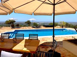 Fantastic villa with panoramic coastal & sea views, villa em Estói