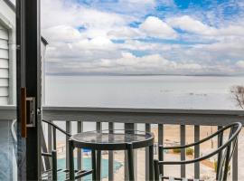 Beautiful Bay View Couples Retreat at The Shores 5586, hotel in Traverse City