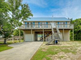 Coastal Emerald Isle Retreat with Deck and Grill!, cottage in Emerald Isle