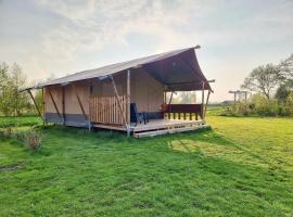 Waterfront Glamping Escape, Hotel in De Veenhoop