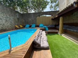 T2 bord du canal du midi piscine, hotel v destinaci Homps