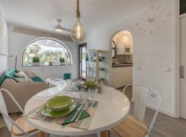 in front of the pool, large terrace, elegant & confortable, Wi-Fi