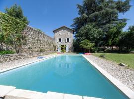 Le Grand Cèdre - Maison avec piscine privée, hotel v destinaci Ribes