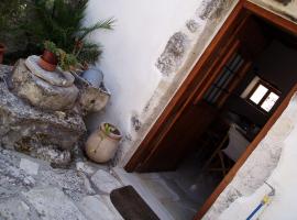 Small traditional house, отель с парковкой в городе Douliana
