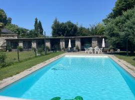 Chateau pool house, cheap hotel in Assat