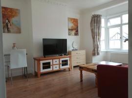 Lovely 3 Bedrooms Flat Near Romford Station With Free Parking, hotel in Romford