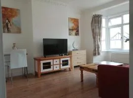 Lovely 3 Bedrooms Flat Near Romford Station With Free Parking