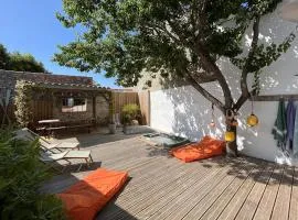 Maison Rénovée avec Jacuzzi et Cuisine d'Été au Centre du Village - FR-1-434-97