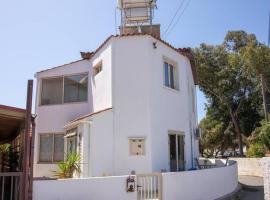 Captivating Lake & Oceanview Getaway House, casă de vacanță din Meneou