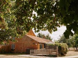 The Threshing Barn - relaxing countryside spa break, holiday home in Pentney