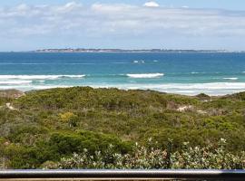 Beachfront 3-bedroom with Robben Island views, hotel near Seaside Village Shopping Centre, Cape Town