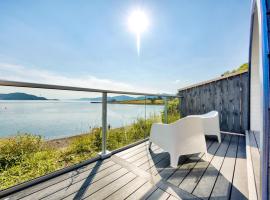 Onich Hotel & Lochside Beach Pods, hotel in Onich