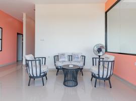 Sans Hotel Berau Square, hotel en Tanjungredep