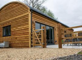 Luxury Barn Conversion with Hot Tub- 'Blackbird', hótel með bílastæði í Ab Lench