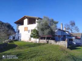 Apartamento Rural Mas Cadavall, hotel dengan parking di Serinyà