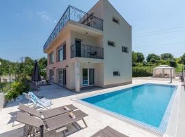 Villa Ventitre, Privatpool,Meersicht, nahe Porec- Strand NEU, hotell i Mugeba