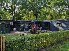 Riant huisje in bosrijke omgeving op chaletpark Kempenbos, hotel with parking in Diessen