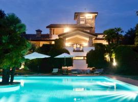 Villa del Nibbio luxury villa with pool in Umbria、Ficulleのホテル