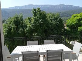 LA MAISON DE PAPOU La Vigne A NANS LES PINS 83860, hotel u gradu 'Nans-les-Pins'