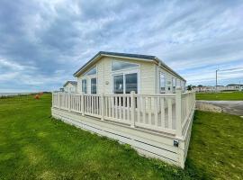 Stunning 6 Berth Lodge With Sea Views For Hire At Skipsea Sands Ref 41136nf, hotel in Barmston