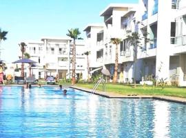 Casabay appartement pied dans l'eau 87 m2, отель с бассейном в городе Сиди-Рахаль