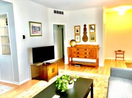 Homey 2 bedroom Apartment, Minutes from Everything!, hotel v destinaci Minneapolis