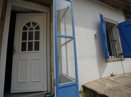 Les volets bleus, παραθεριστική κατοικία σε Prémian