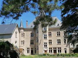 Gîte du Chateau de Saint-Geoire – hotel z parkingiem w mieście Saint-Geoire-en-Valdaine