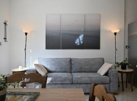 Seabreeze apartment in Palaio Faliro/ Netflix, hotel a Atenes