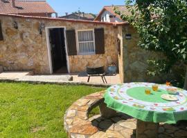 Acogedora casa p/3 c/parking a 5 min de la playa, viešbutis mieste Nigrán