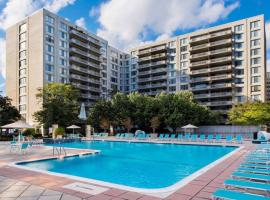 Luxury Condo in the heart of Crystal City, prabangusis viešbutis mieste Arlingtonas