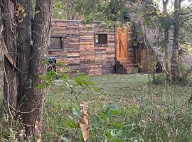 Cabin 1 Remote cabin next to Sam Houston National Forest, koliba u gradu Hantsvil