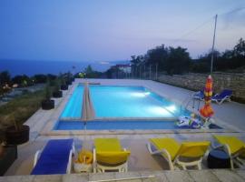 Апартамент с изглед към морето и външен басейн, aparthotel em Balchik