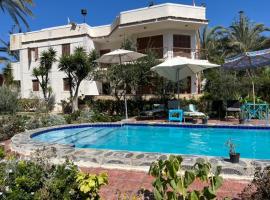 5 bdr family villa with private pool and new AC, 5 min from beach, hotel din Alexandria