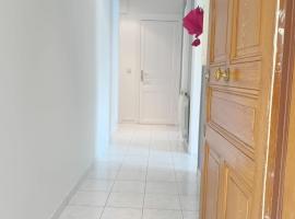 Appartement lumineux à Arcueil-Cachan, хотел в Аркьой