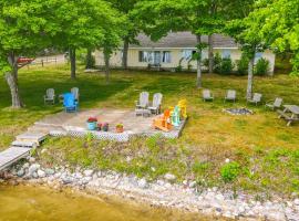 Waterfront Torch Lake Vacation Rental Cottage!, feriehus i Central Lake
